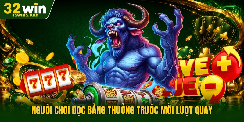 Người chơi đọc bảng thưởng trước mỗi lượt quay